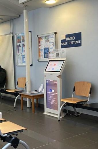 Dispositif Lisa Connect installé en salle d'attente